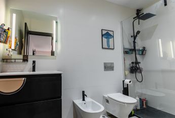 Bright and Cozy 2-Bedroom Apartment with Modern Renovation