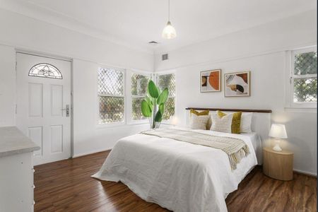 BEAUTIFUL FAMILY HOME, FULLY RENOVATED. - Photo 3