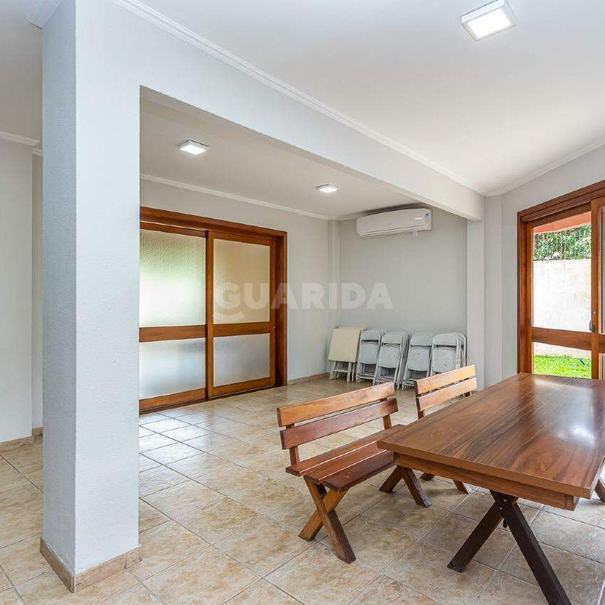 Apartamento semi mobiliado com 2 dormitórios e 1 vaga de garagem no bairro Cristal - COD: 24902 - Foto 1