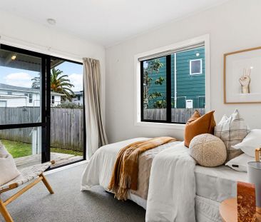 Birkdale 2-Bedroom Home – Relaxing Deck & Backyard - Photo 6