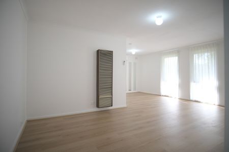 11 Manning Close, Hampton Park VIC - Photo 2