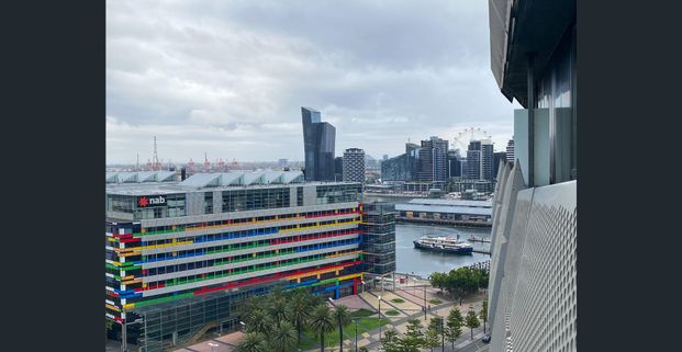 FULLY FURNISHED 2 BEDROOM WITH PANORAMIC VIEWS OF DOCKLANDS PARKLANDS - Photo 1