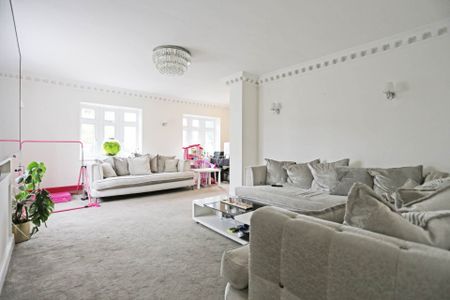 Price £3,000 pcm - Available 22/12/2025 - Part Furnished - Photo 4