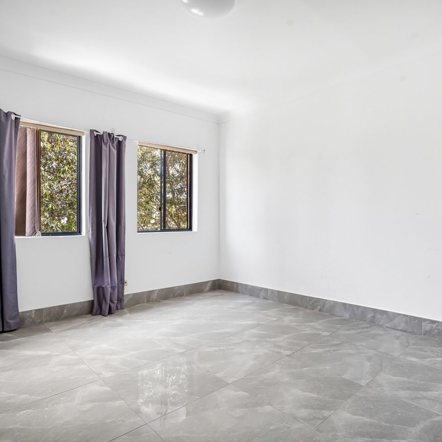 Air-Conditioned Three-Bedroom Townhouse with Ensuite, Gas Cook-Top and Single Garage! - Photo 1