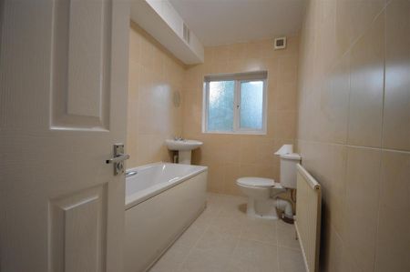 2 bedroom ground floor flat to rent - Photo 2