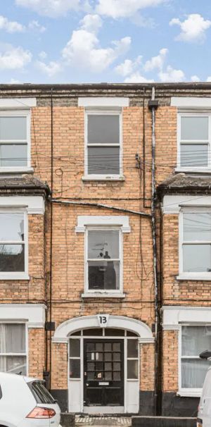 2 bedroom flat in London - Photo 1