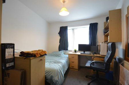 4 bedroom flat to rent - Photo 2