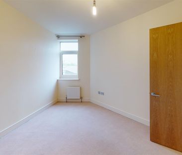 Goldsworth Road, Woking, Surrey, GU21 6JY - Photo 4