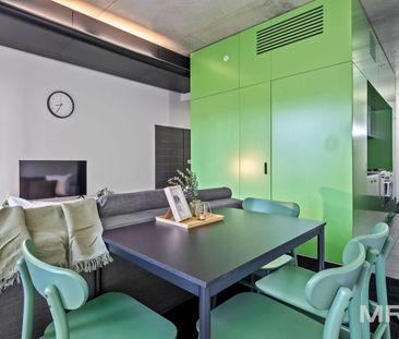 Designer warehouse-style living - Photo 1