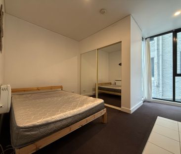 Urban Convenience Meets Stylish Simplicity in the Heart of Melbourne - Photo 1