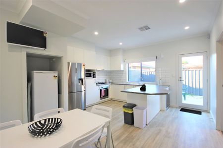 6-bedroom shared house / townhouse, Fifth Street - Photo 2