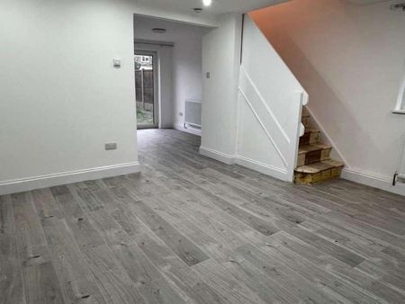 Shepherds Close, Romford, RM6 - Photo 5