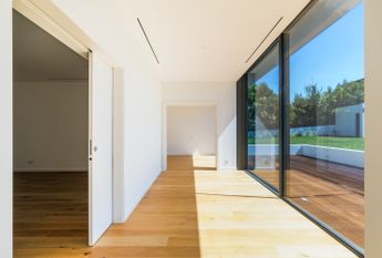 Moradia T6 de arquitetura moderna inserida no Golfe de Oeiras