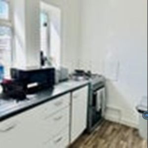 1 bedroom in a flat share to rent - Photo 2