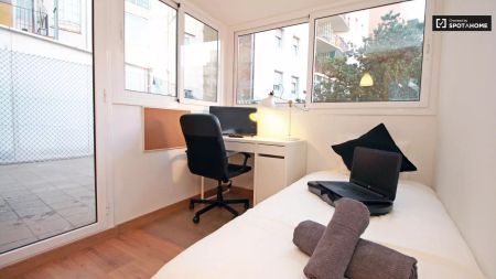 Room in a shared 10-bedroom apartment for rent in El Fort Pienc. - Photo 5