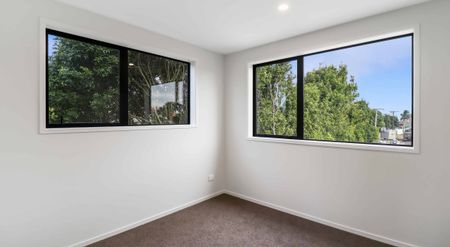 Townhouse in a convenient location! - Photo 2