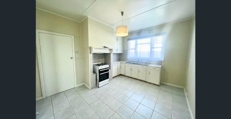 SUPERBLY LOCATED GEM IN SUNSHINE WEST - Photo 2