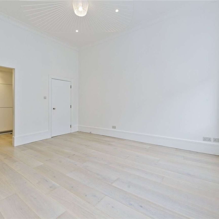 A newly refurbished two bedroom flat with lift on Lancaster Gate - Photo 1