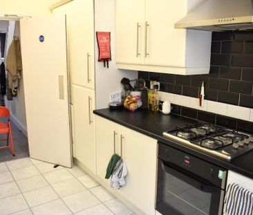 4 bedroom semi-detached house to rent - Photo 2