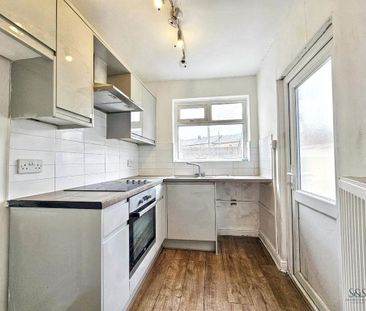 2 bedroom semi-detached house to rent - Photo 6