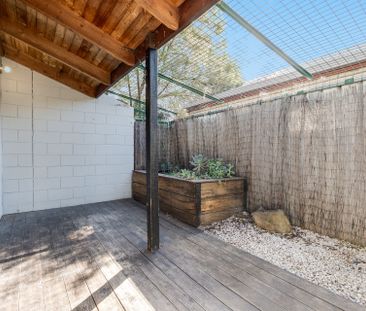 STYLISH DOUBLE STORY FULLY FURNISHED APARTMENT CLOSE TO EVERYTHING!! - Photo 1