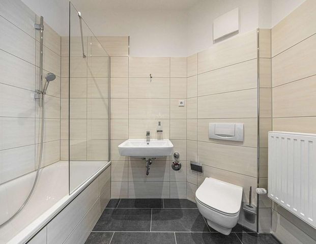 ❋ NEU! Geräumige 3-Raum-Wohnung mit neuer Einbauküche, modernem Duschbad & hellem Wintergarten ❋ - Foto 1