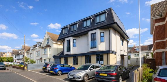 2 bed flat to rent in Alumhurst Road, Westbourne, BH4 - Photo 2