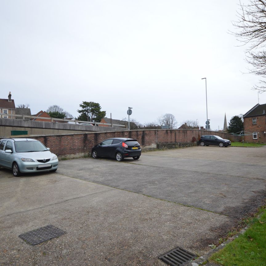 Paynes Hill, Salisbury - Photo 1