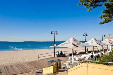 Stylish Beachside Apartment - Photo 2