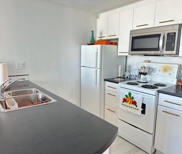 Bright and Stylish 1 Bed + Den 1 Bath Corner Suite with City & Water V - Photo 1