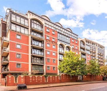 This excellent lateral flat overlooking Regents Park offers a wonderful family home. - Photo 1