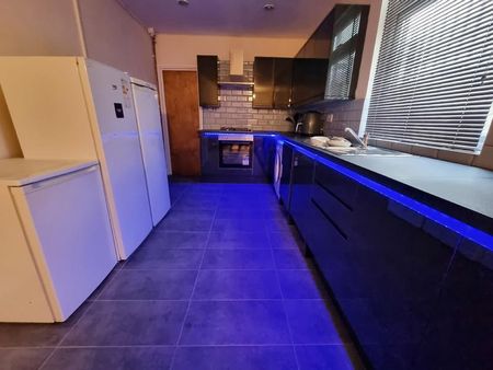 5 bedroom terraced house to rent - Photo 2