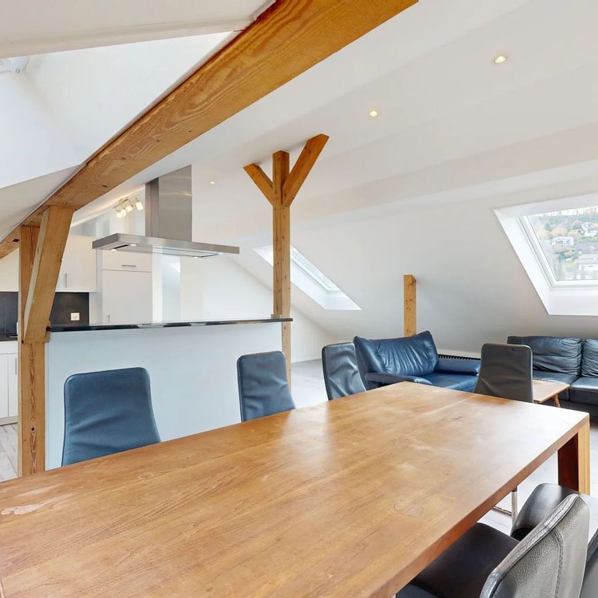 Charming 2.5-room attic apartment with stylish exposed beams - Photo 1