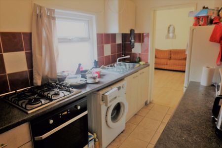 1 bedroom Flat in Victoria Road, Leeds - Photo 4