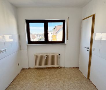 Großzügige 4-Zimmer-Wohnung mit Balkon und Panoramablick in Seeheim - Photo 3