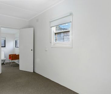 Clean oversized one bedroom, plus study! - Photo 3