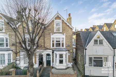 3 bedroom apartment to rent - Photo 3