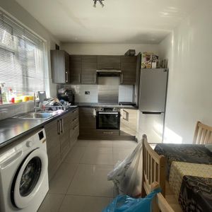 1 bedroom in a flat share to rent - Photo 3