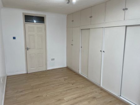 2 Bed Flat, Barton Meadows, IG6 - Photo 3