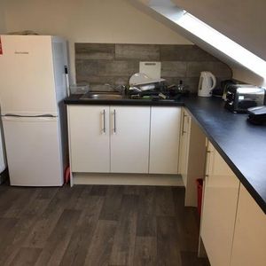 1 bedroom in a house share to rent - Photo 3