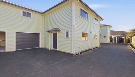 Generous Sized Two Bedroom Townhouse - Photo 5