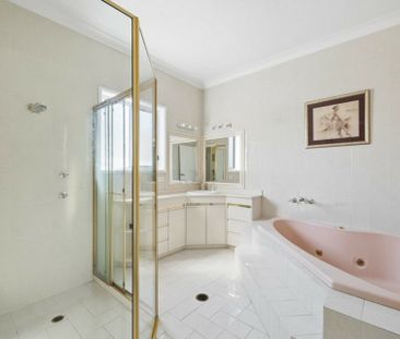 WATERFRONT FAMILY HOME - Photo 2