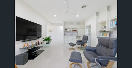 EXCLUSIVE LAKEFRONT LUXURY WITH PANORAMIC GOLF COURSE VIEWS - Photo 4