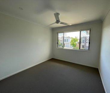 Stylish Townhouse in Coomera – Contemporary Living in a Prime Location - Photo 6