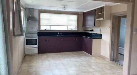 3 Bedrooms in Prime Location - Photo 2