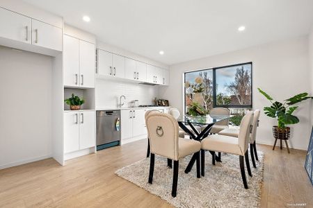 Modern townhouse situated at rear with garden - Photo 5