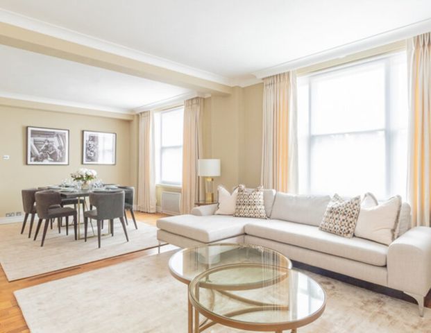 Elegant Three Bedroom Apartment with Gated Garden Access – Hill Street, Mayfair, W1J 5LZ - Photo 1