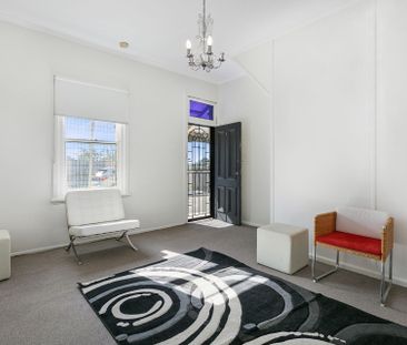 Clean oversized one bedroom, plus study! - Photo 2
