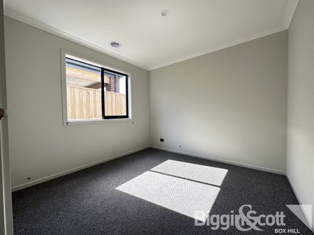 Spacious 4-Bedroom Family Home in Prime Cranbourne Location - Photo 3