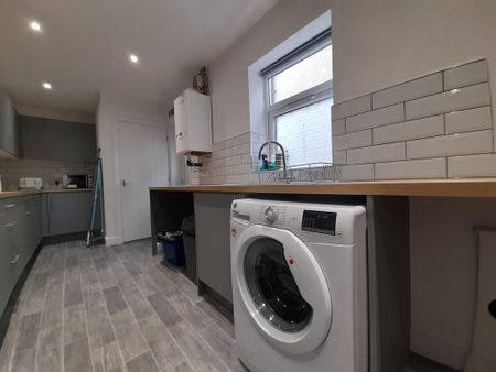 1 bedroom in a house share to rent - Photo 4